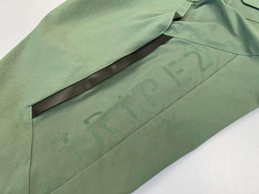 Eine grüne Tasche mit Schrift darauf.